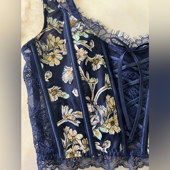 Victoria Secret Lace corset ✨🤍 - Picture 2 of 5